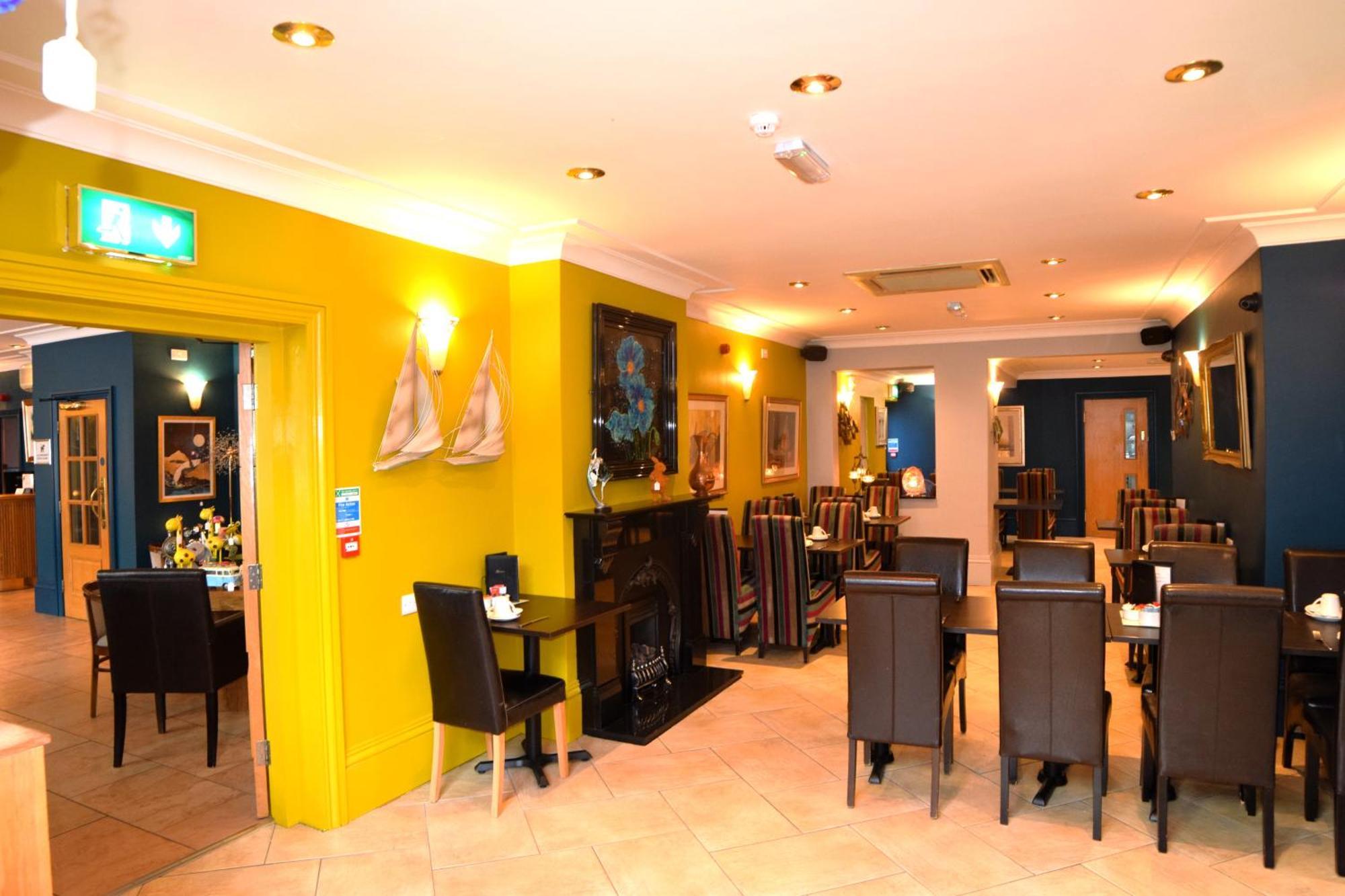 Dolphin Hotel 3*